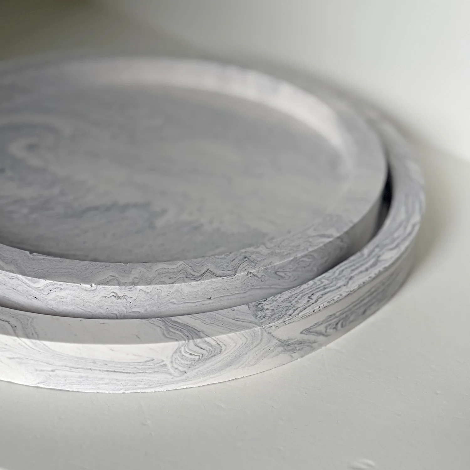 Set Ronde Dienbladen (2 stuks) - Pure Stone - Afbeelding 2